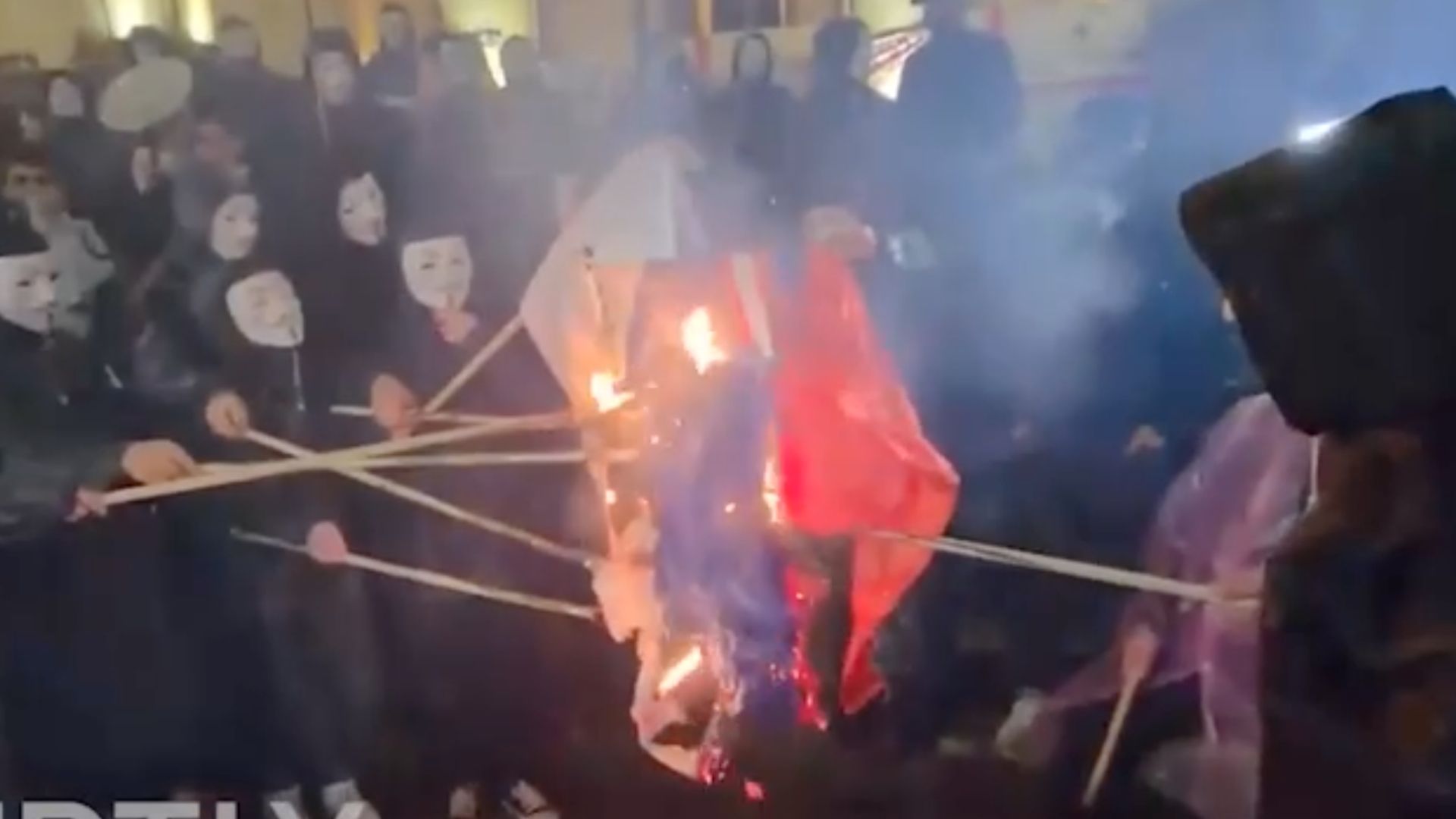 У Тбілісі спалили російський прапор У Тбілісі спалили російський прапор