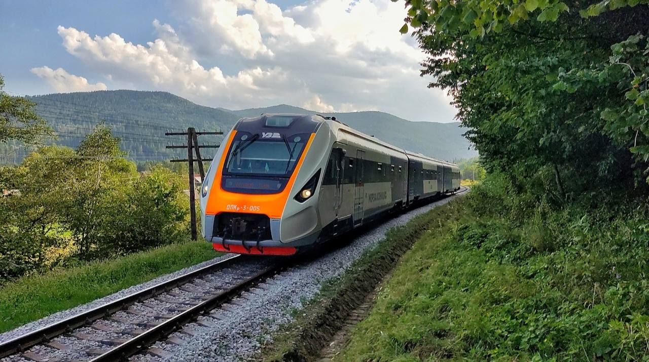 У Львівській області затримуються поїзди через атаку - 24 Канал