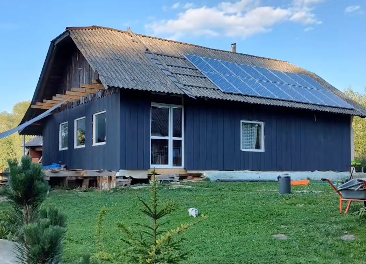 Жінка захопила мережу, показуючи відбудову старої хати в Карпатах Жінка захопила мережу, показуючи відбудову старої хати в Карпатах