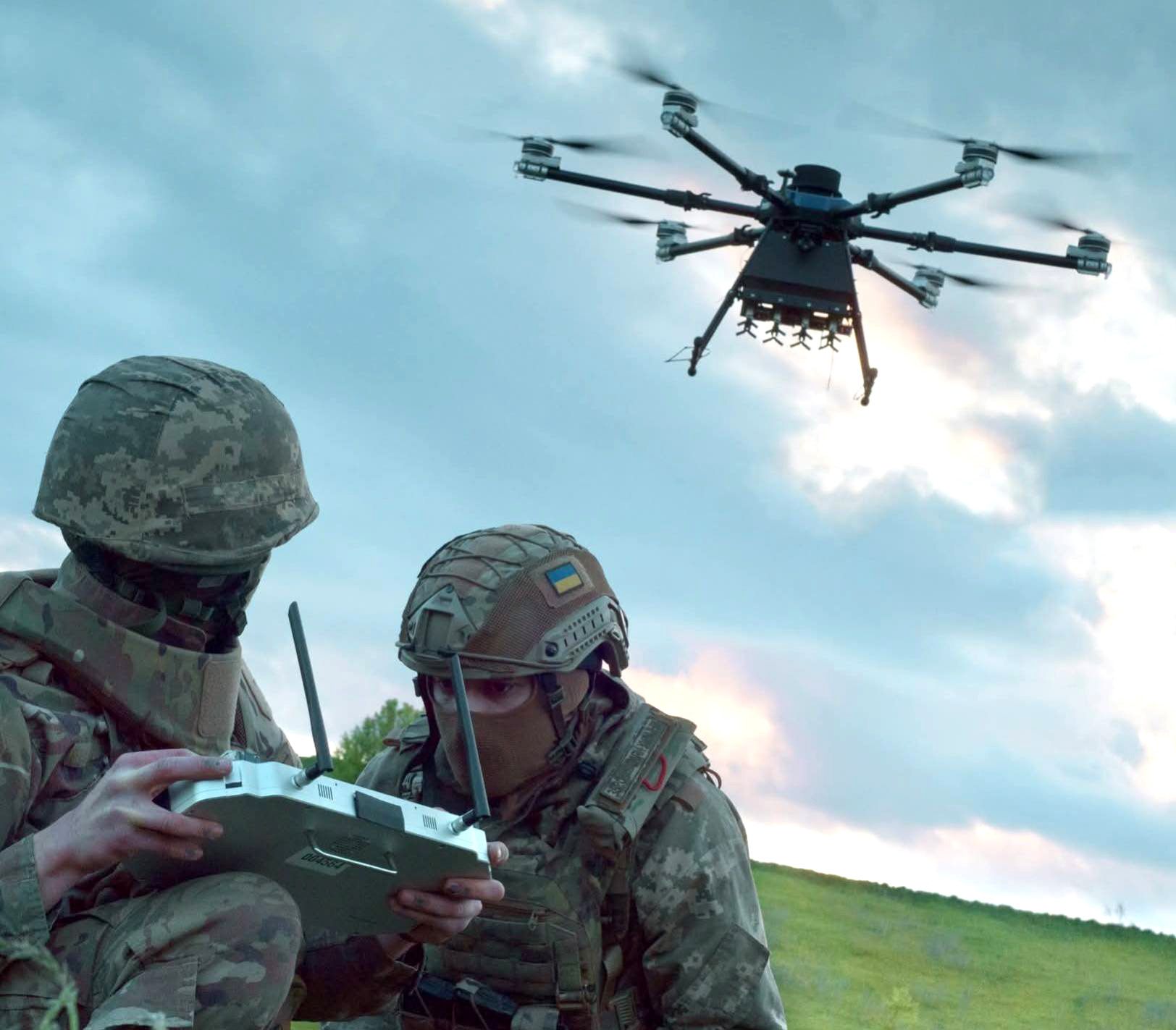 Украинские военные запускают дрон