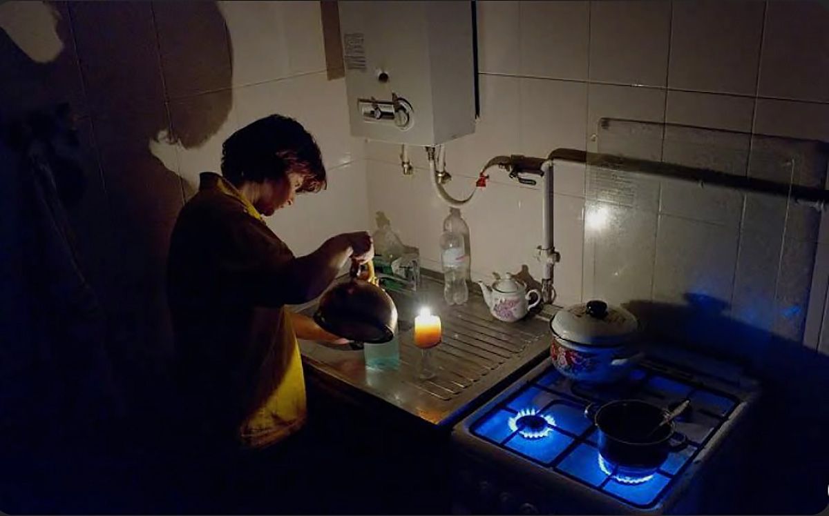 Россиянка на кухне без электроэнергии Россиянка на кухне без электроэнергии