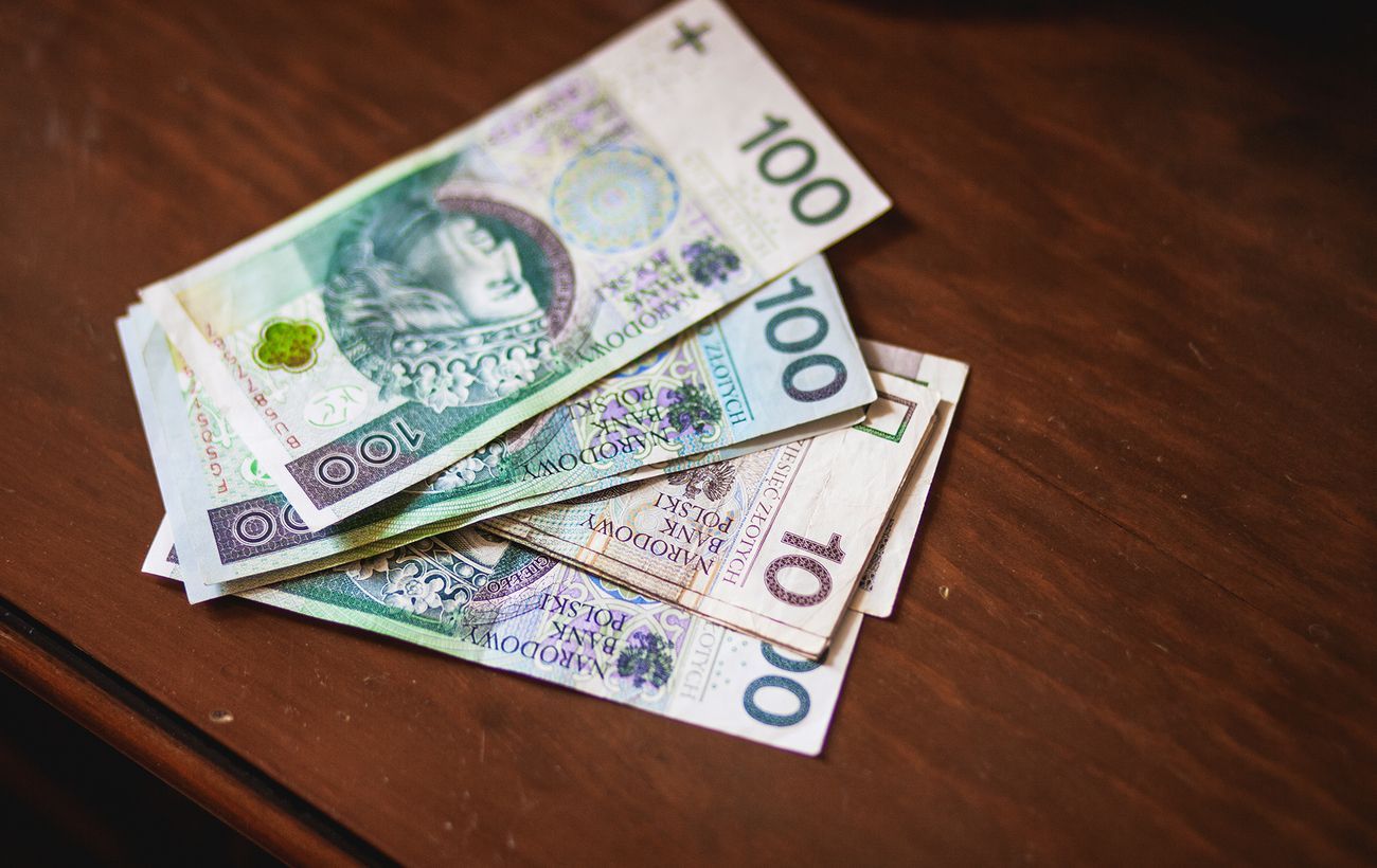 Злотый подешевел после выходных: где можно купить валюту