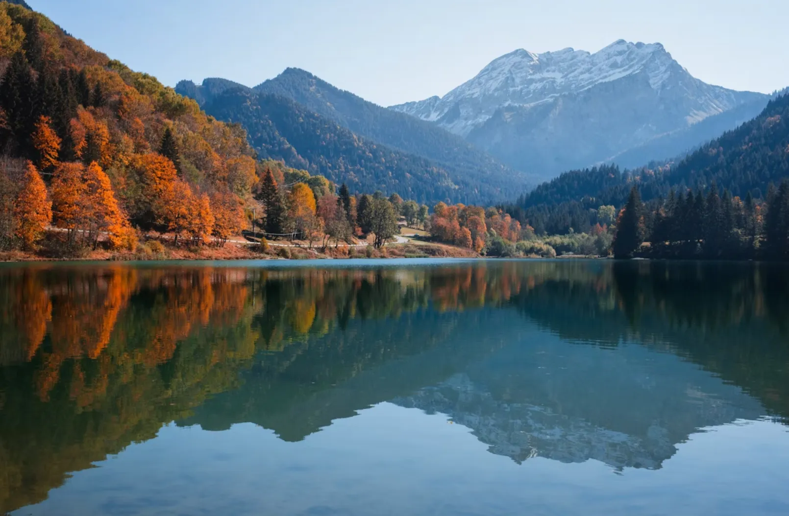 Тонон и Ивуар на берегу Женевского озера Тонон и Ивуар на берегу Женевского озера