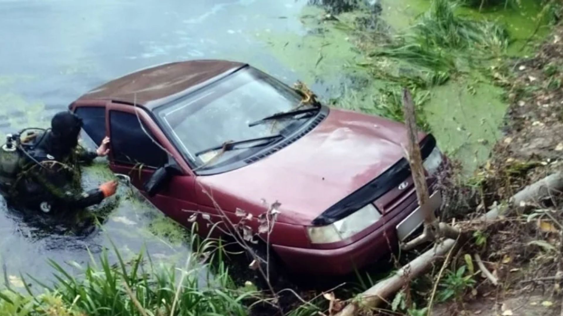 На Полтавщині знайшли машину з утопленими жінкою і дитиною На Полтавщині знайшли машину з утопленими жінкою і дитиною