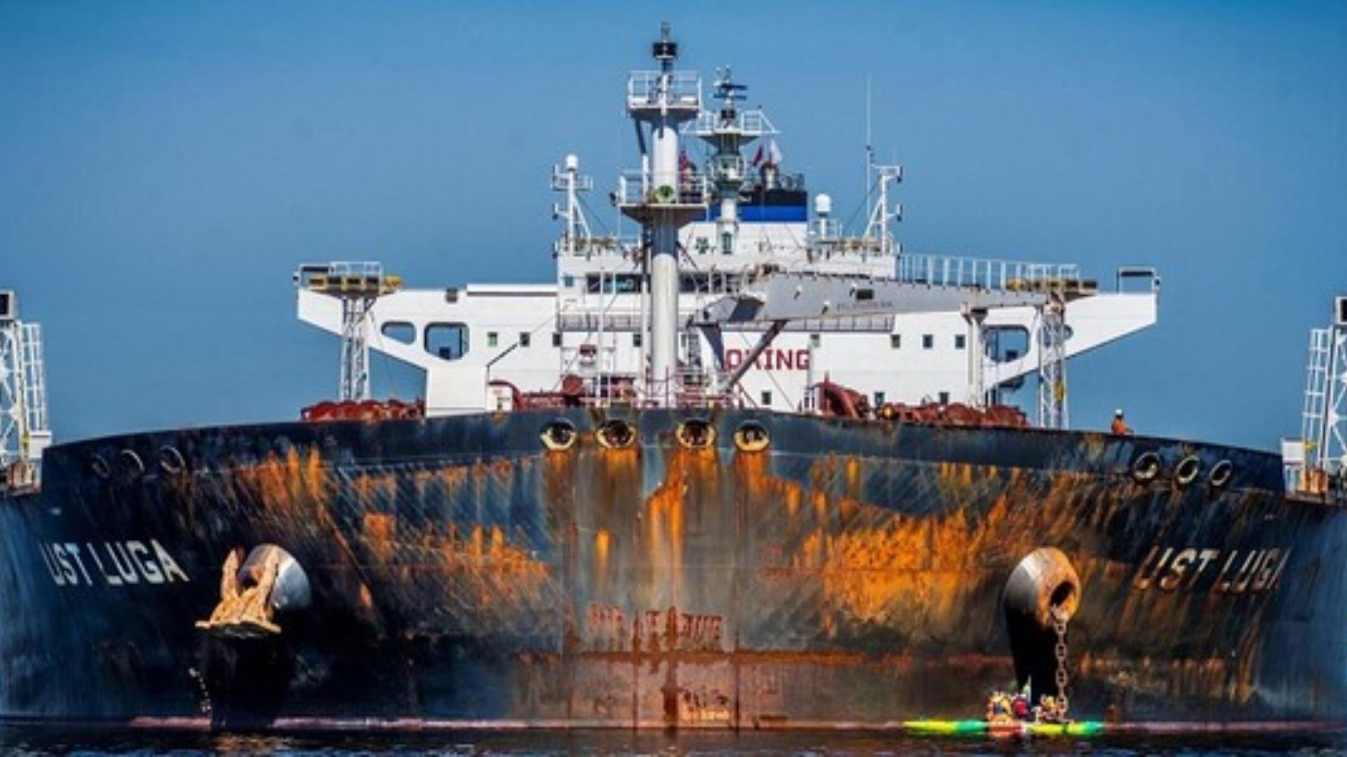 Российские корабли оставляют нефтяные пятна Российские корабли оставляют нефтяные пятна