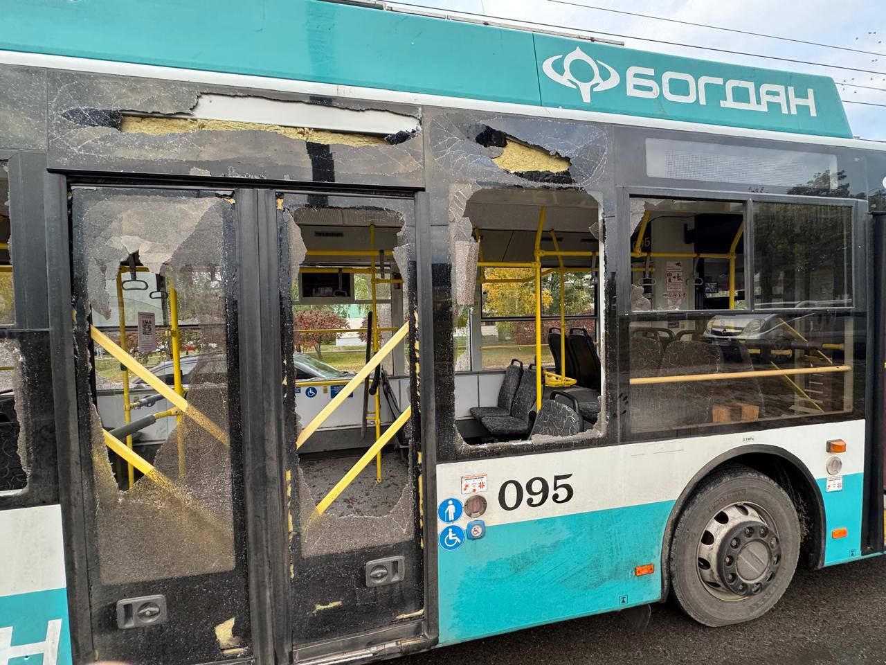 В Сумах пострадал троллейбус с пассажирами после атаки после атаки