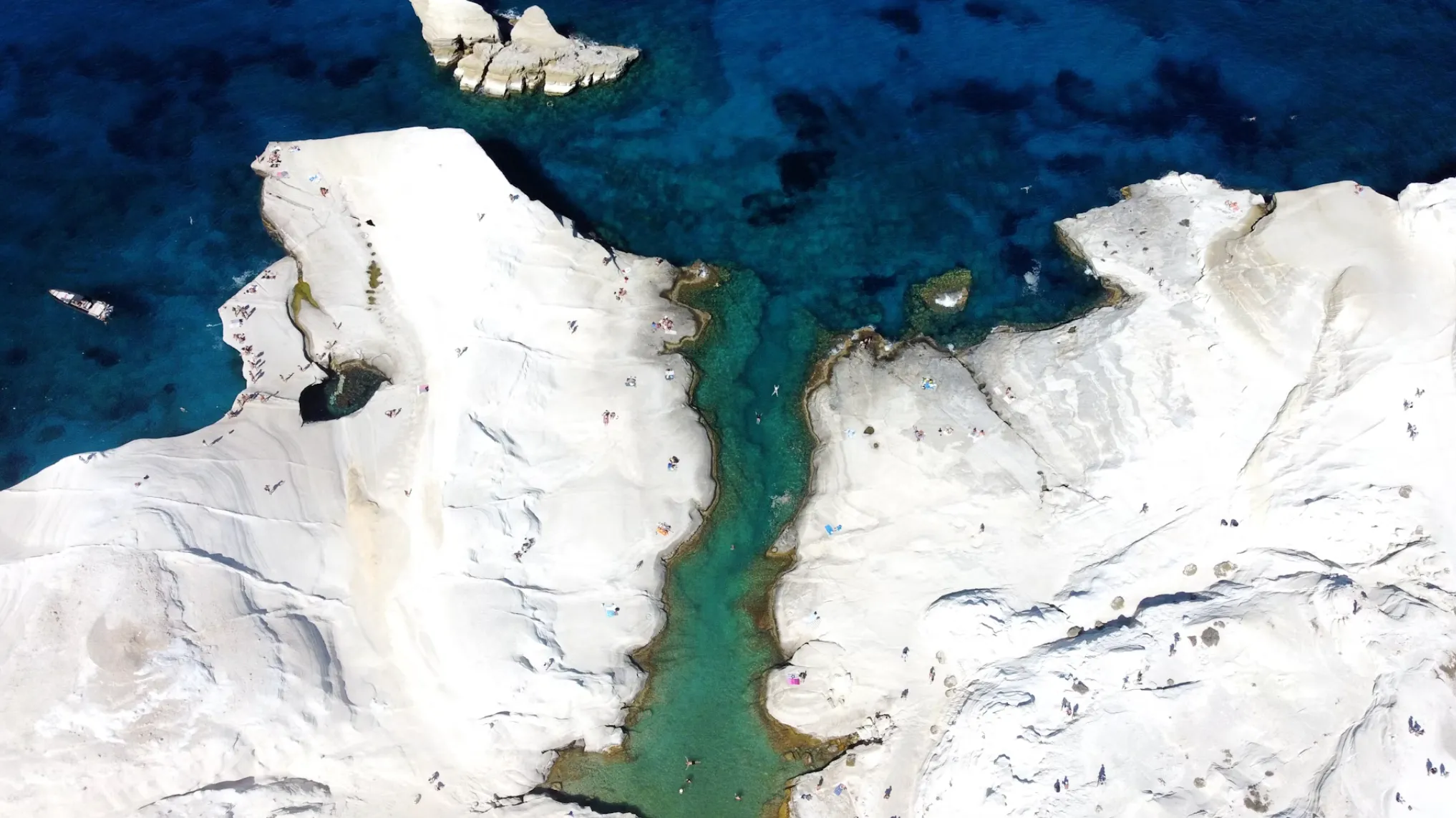 Милос часто называют островом красок благодаря невероятному разнообразию ландшафтов Милос часто называют островом красок благодаря невероятному разнообразию ландшафтов