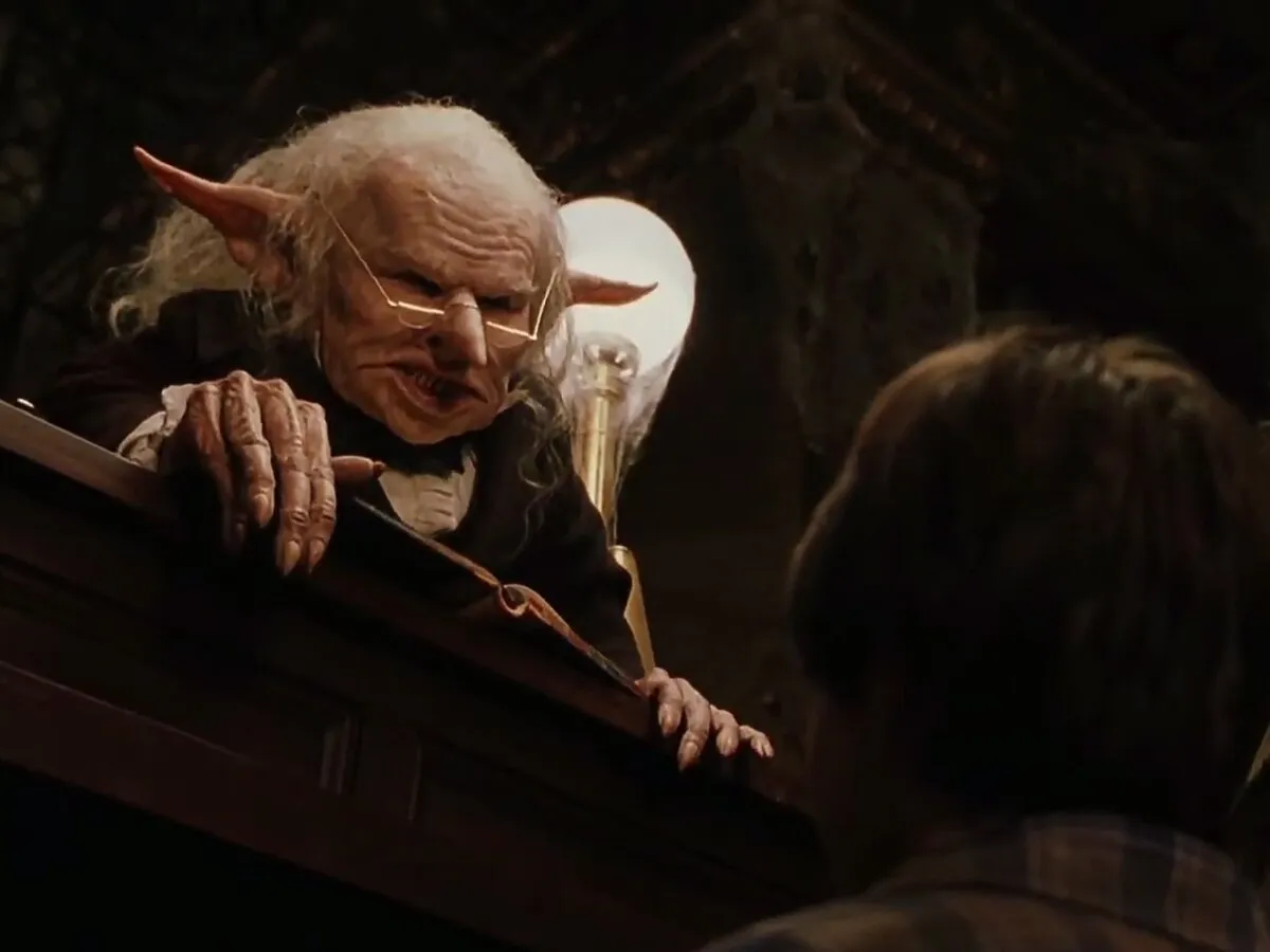 Пол Ґрант у ролі гобліна-банкіра Пол Ґрант у ролі гобліна-банкіра