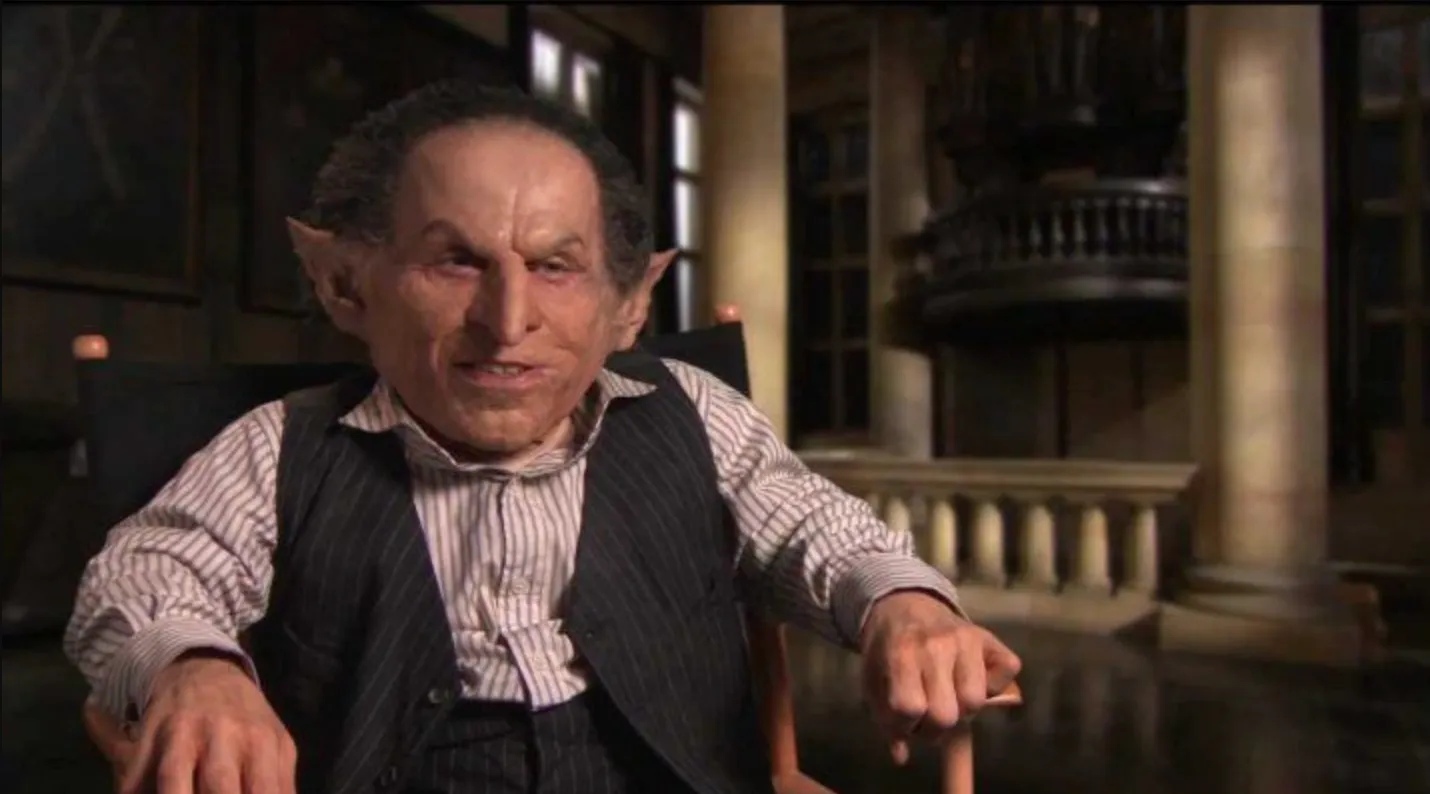 Верн Троєр у ролі працівника банку Ґрінґотс Верн Троєр у ролі працівника банку Ґрінґотс