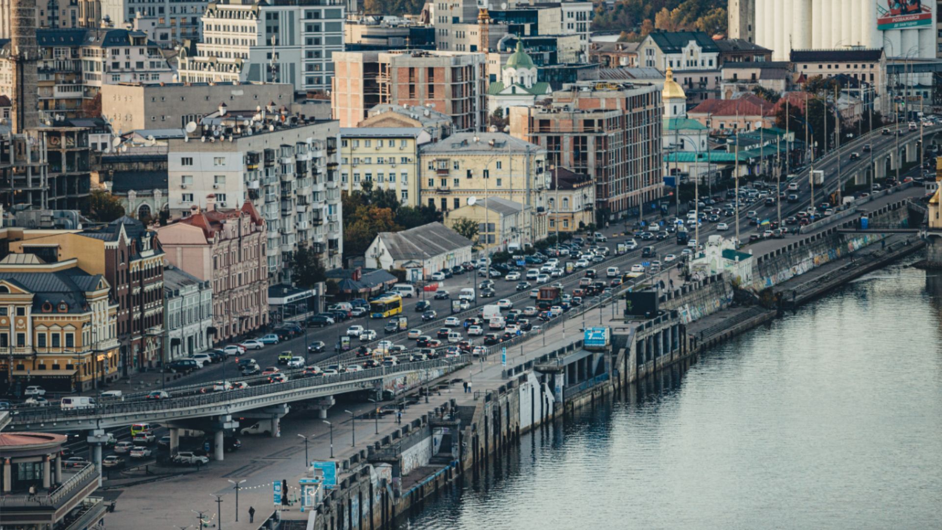 В Киеве прорвало трубопровод на улице Ильенко