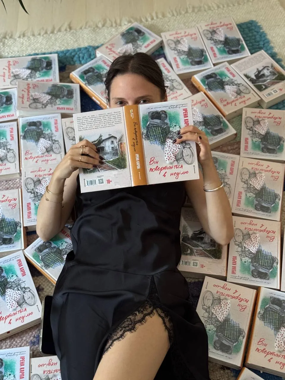 Він повертається в неділю, роман Ірени Карпи