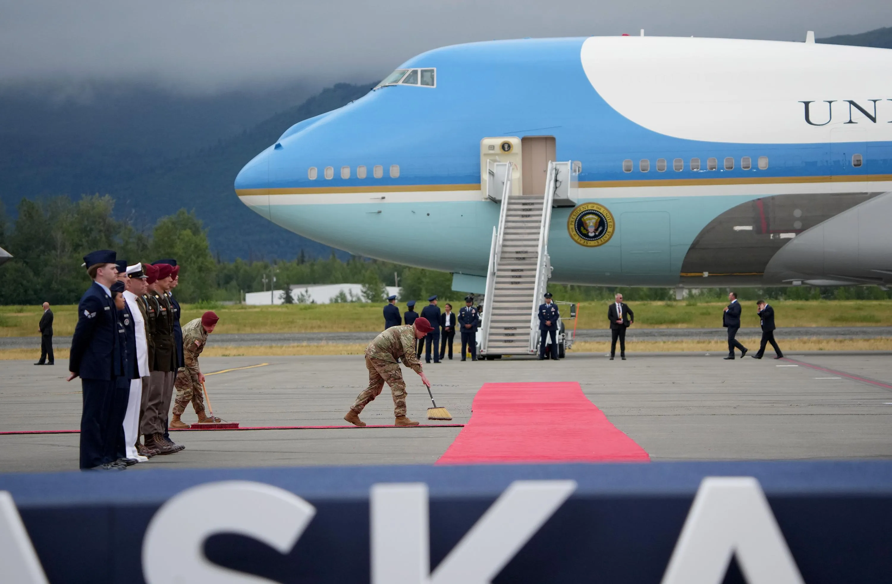 Американские военные готовят красную дорожку Путину Американские военные готовят красную дорожку Путину