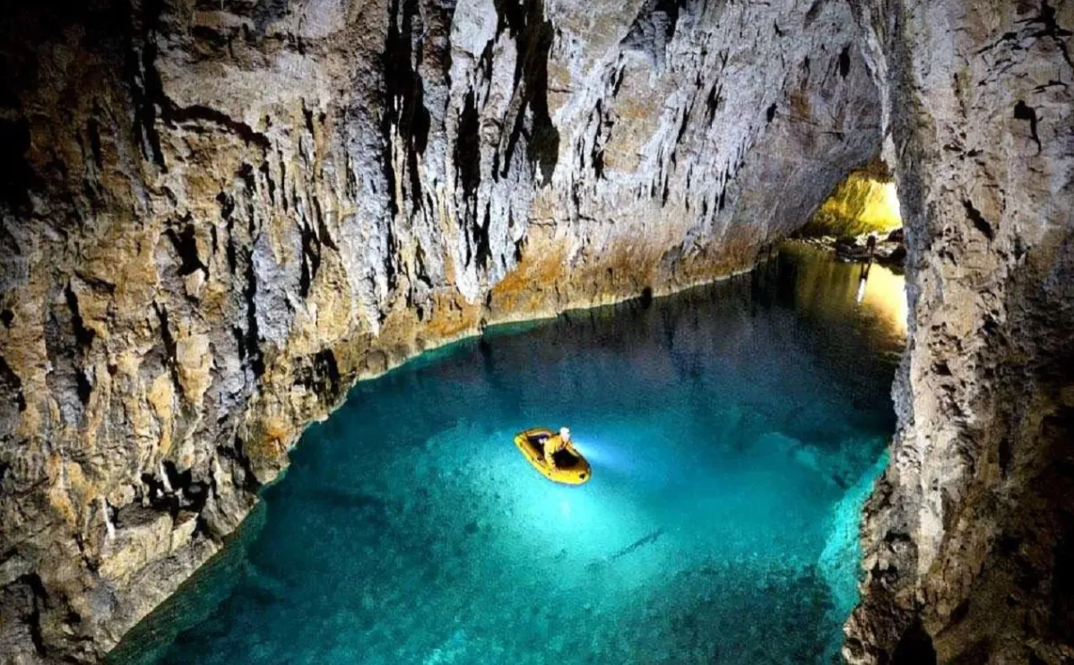 Озеро Мікрон у печері Оптимістичній 