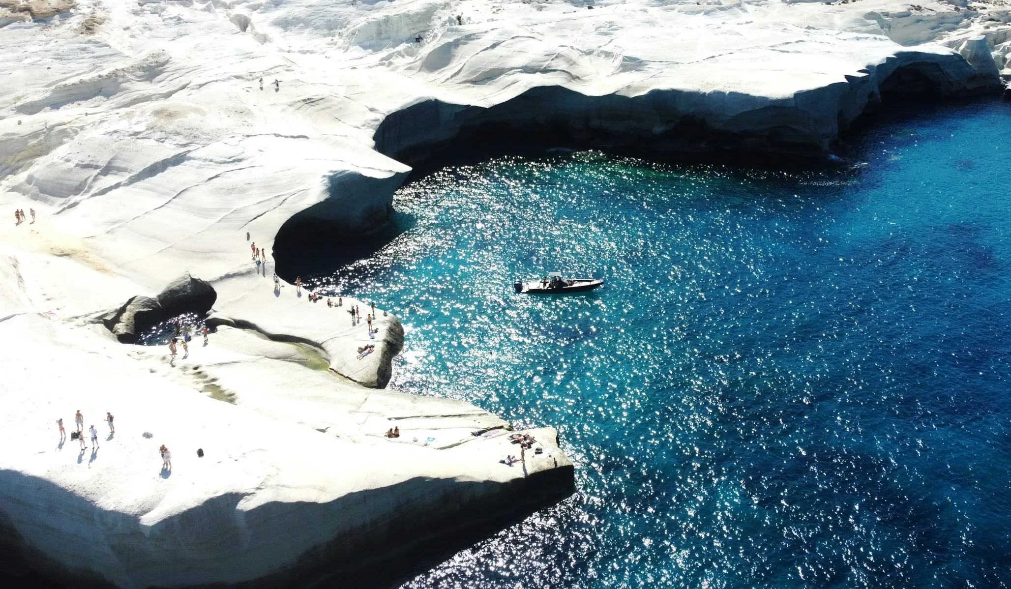 На острові Мілос в жовтні ще можна купатися