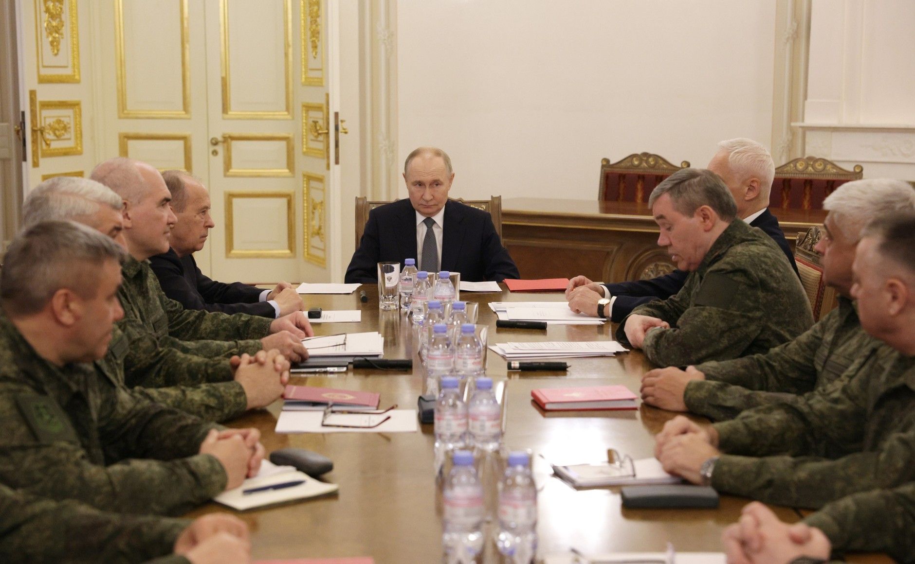 Російський диктатор Путін проводить засідання з представниками міноборони й генштабу Російський диктатор Путін проводить засідання з представниками міноборони й генштабу