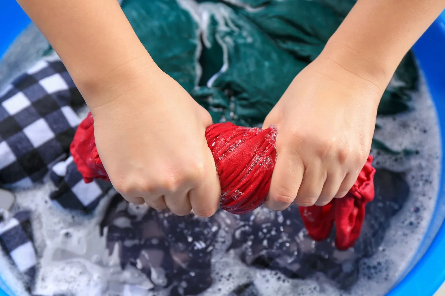 Експерти назвали плями, які не можна прати гарячою водою Експерти назвали плями, які не можна прати гарячою водою