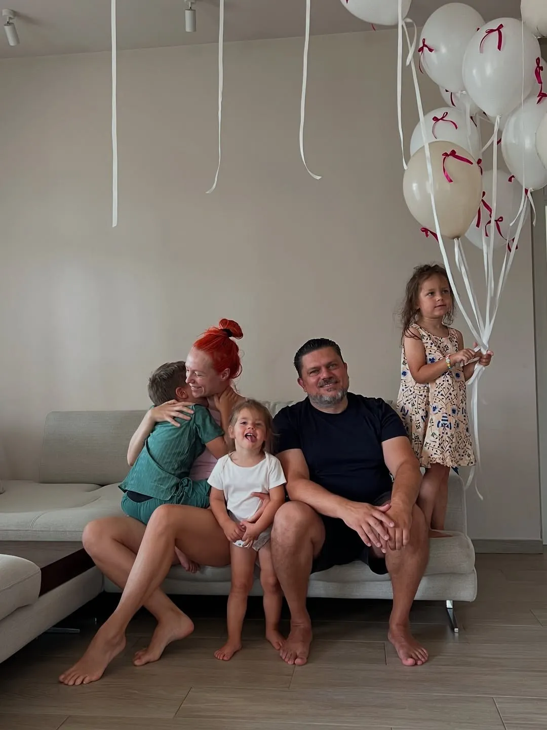 Світлана Тарабарова з дітьми та чоловіком