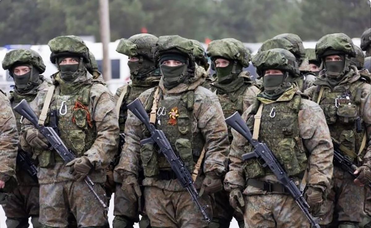 Російські окупанти зі зброєю в руках Російські окупанти зі зброєю в руках