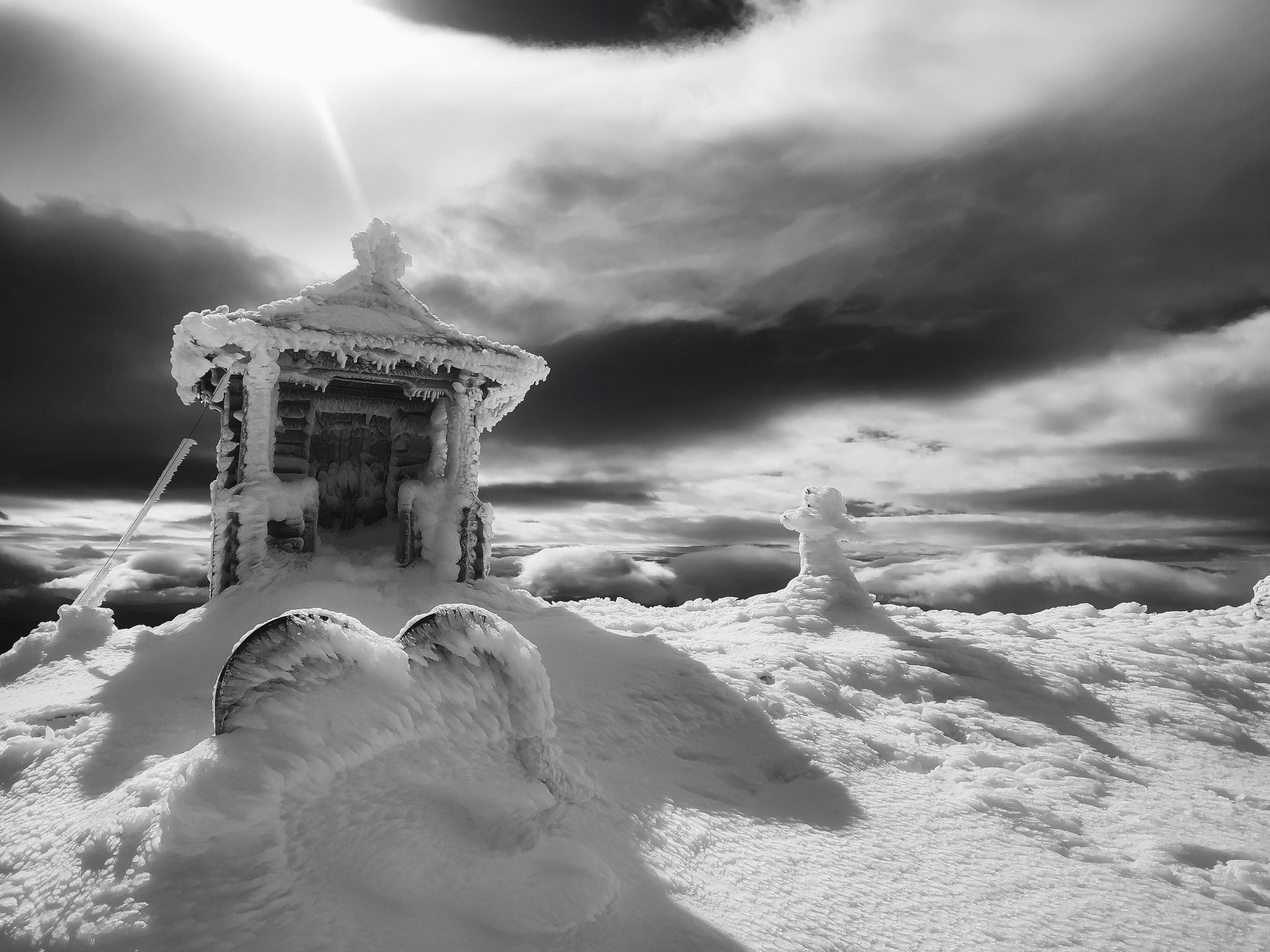 Карпати знову засипало снігом