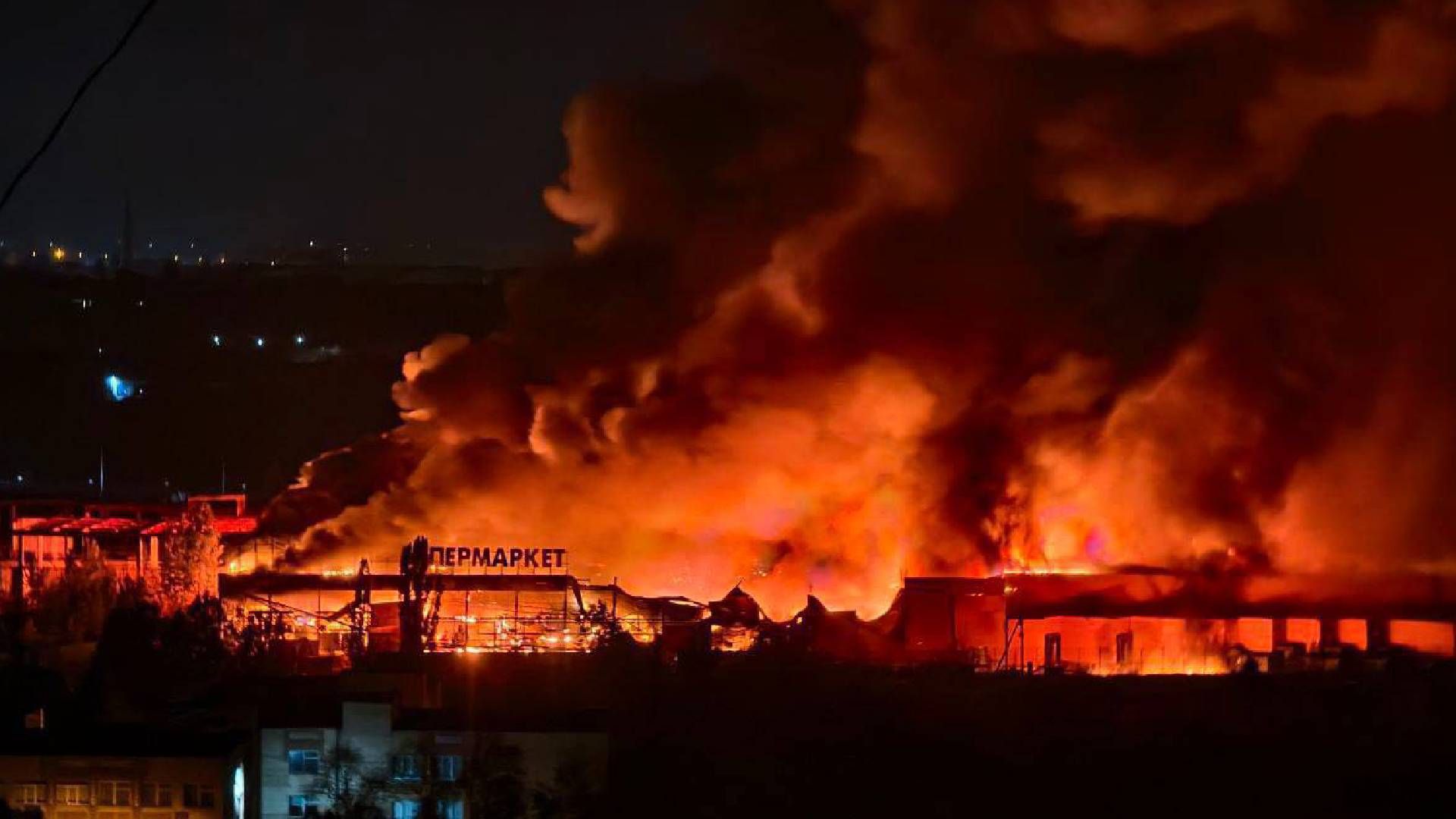 В Донецке горит гипермаркет после атаки дронов