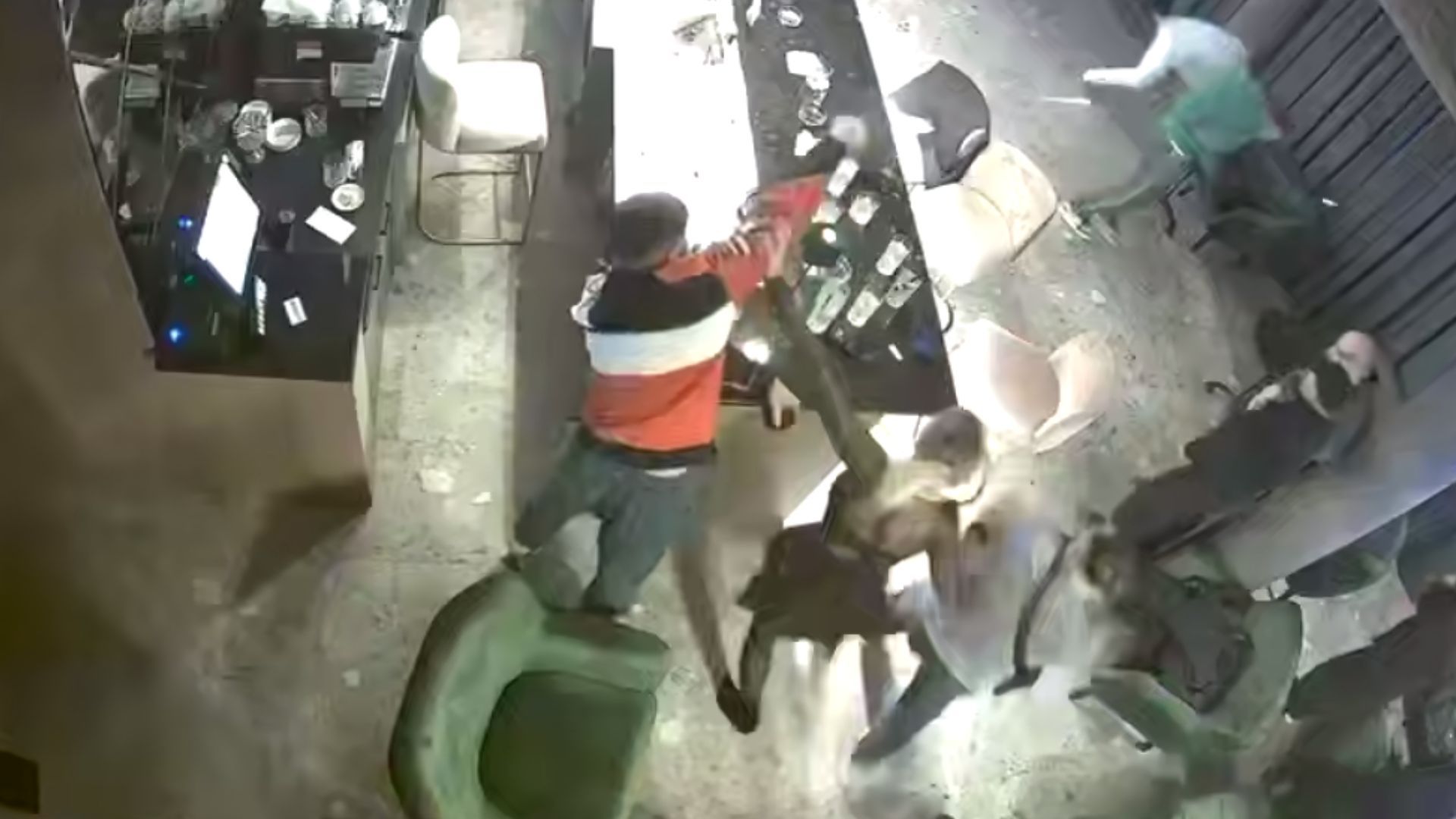 Цеплялся к девушке: в Киеве мужчина начал стрельбу в баре - 24 Канал Цеплялся к девушке: в Киеве мужчина начал стрельбу в баре - 24 Канал