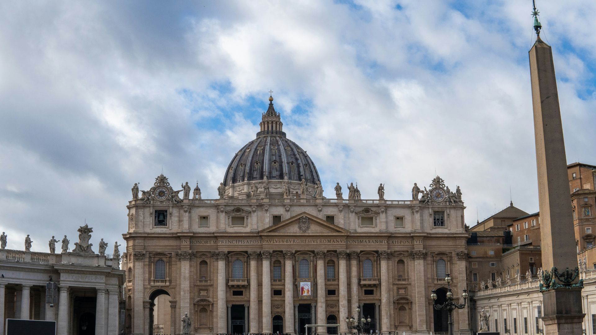 Мужчина оскорбил алтарь в соборе Святого Петра Мужчина оскорбил алтарь в соборе Святого Петра