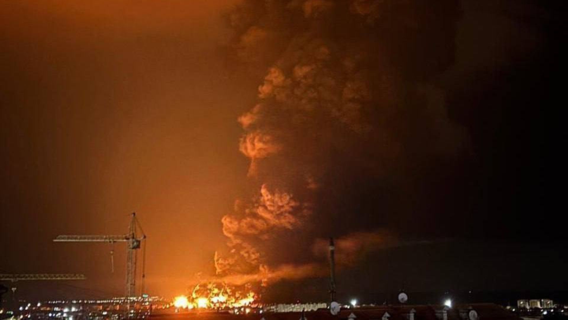 Пожар на нефтебазе в Феодосии в результате атаки Пожар на нефтебазе в Феодосии в результате атаки