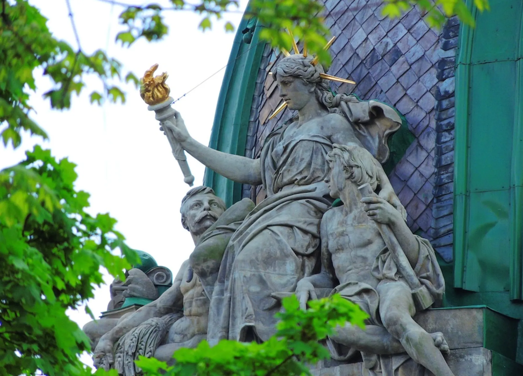 Бережливость размещена на куполе в окружении двух мужских фигур