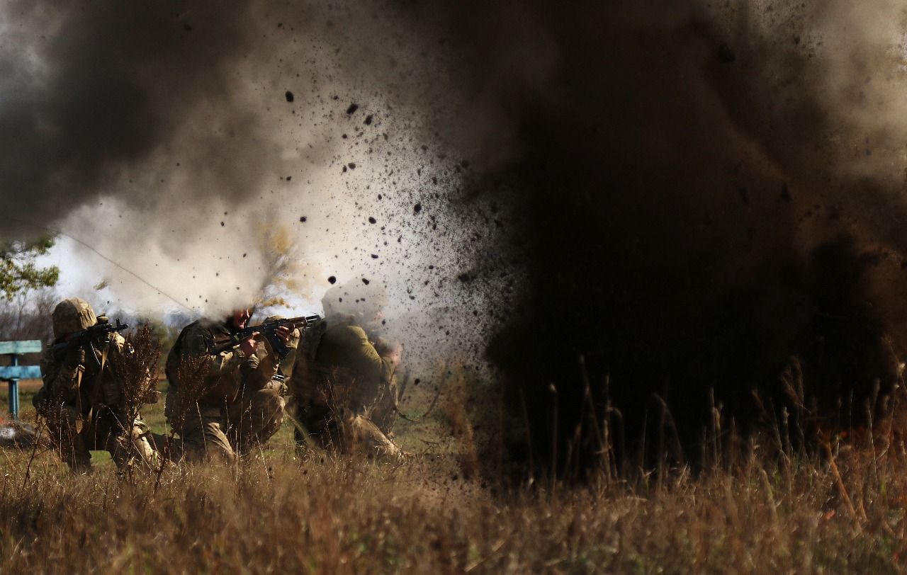 Украинские военные во время учений на полигоне Украинские военные во время учений на полигоне