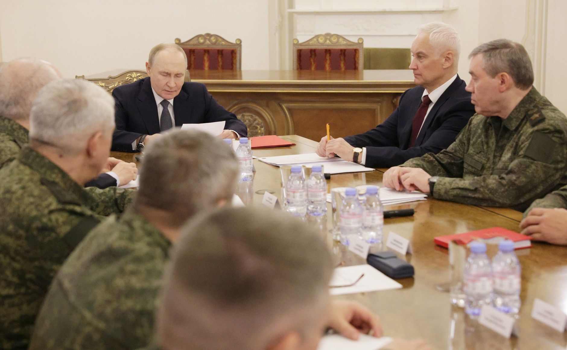 Російський диктатор Путін проводить нараду з представниками міноборони й генштабу Російський диктатор Путін проводить нараду з представниками міноборони й генштабу