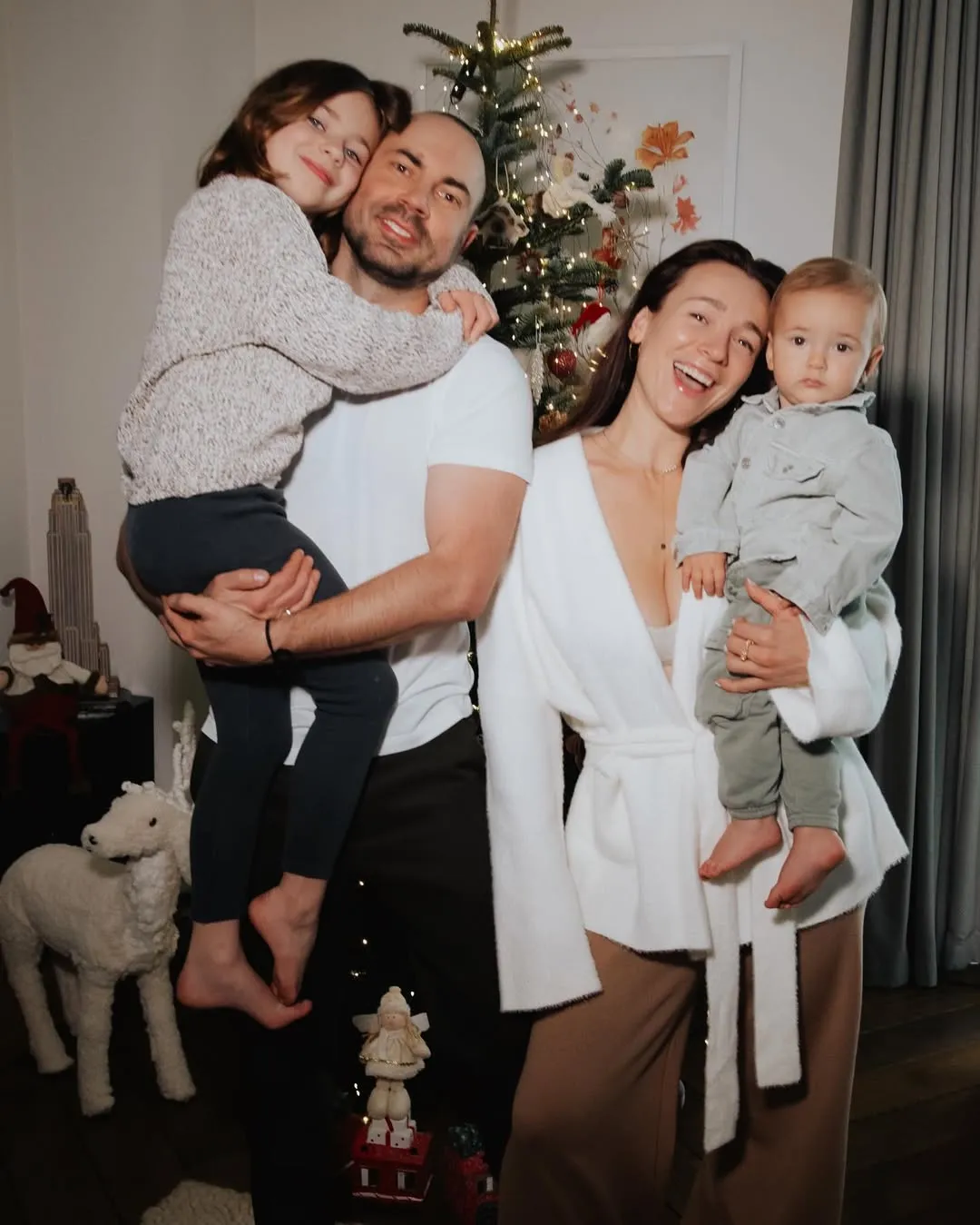 Бєдняков і Коротка з сином і донькою