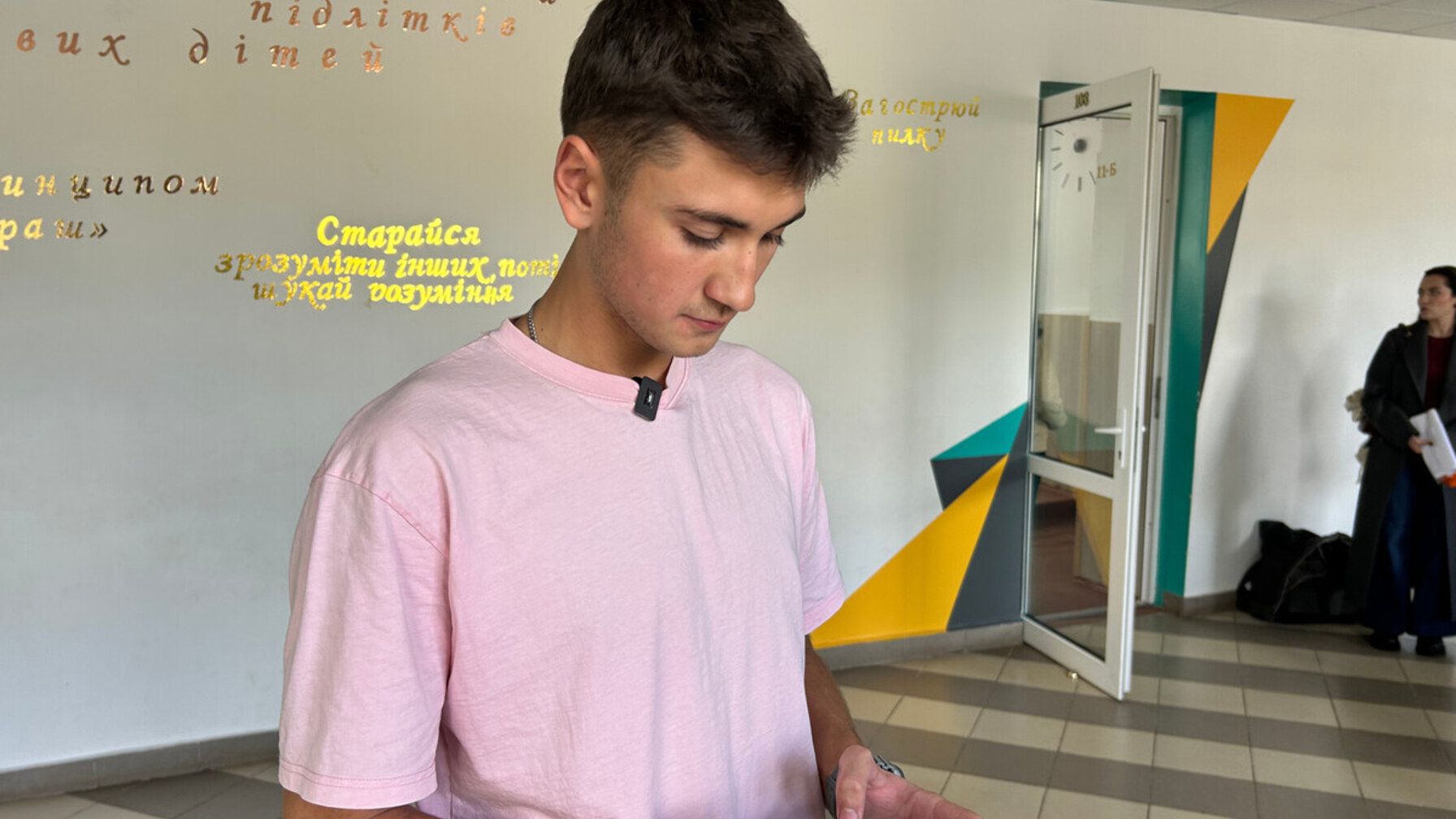 Булінг у школі - у Львові з'явиться спеціальна кнопка протидії цькуванню для школярів Булінг у школі - у Львові з'явиться спеціальна кнопка протидії цькуванню для школярів