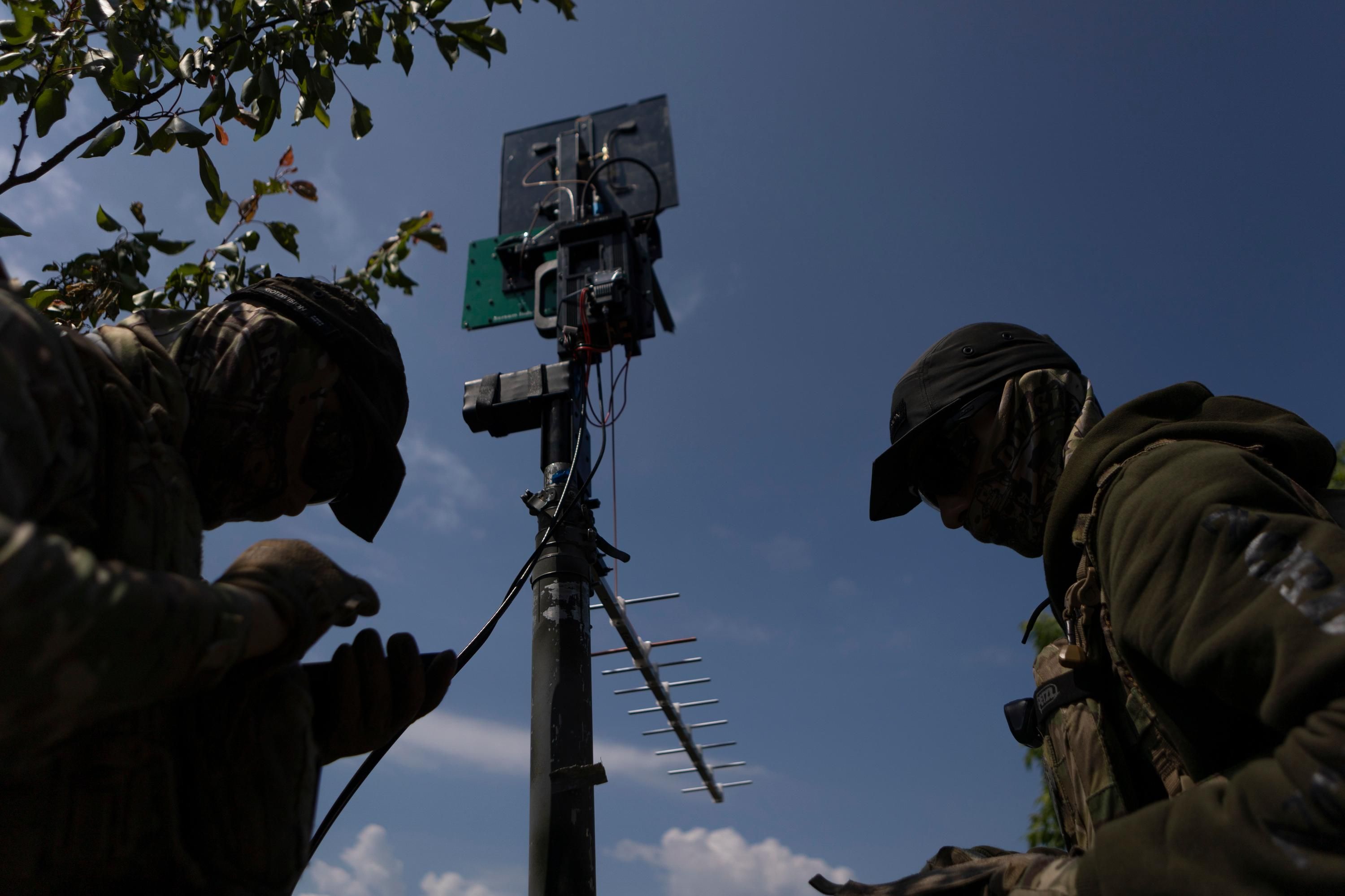 Украинские военные во время задания Украинские военные во время задания