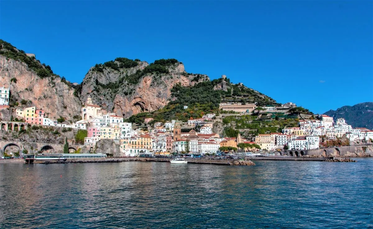 Амальфітанське узбережжя, Італія / фото Journeys6senses