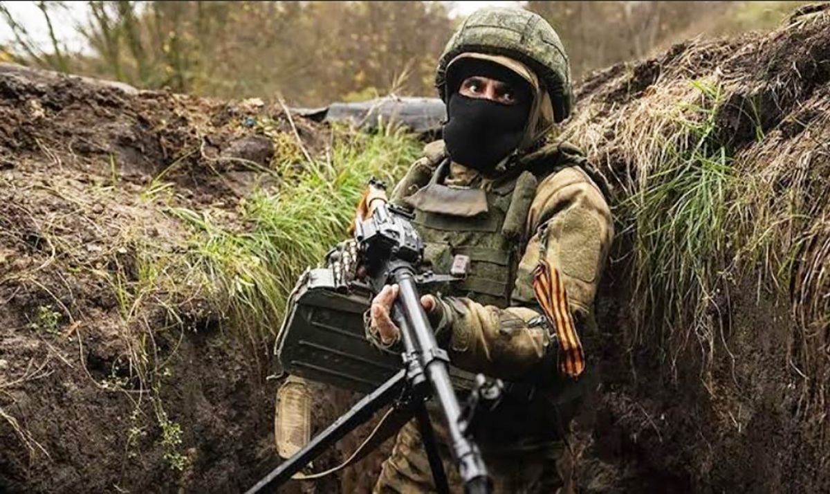 Російський солдат зі зброєю в руках в окопі Російський солдат зі зброєю в руках в окопі