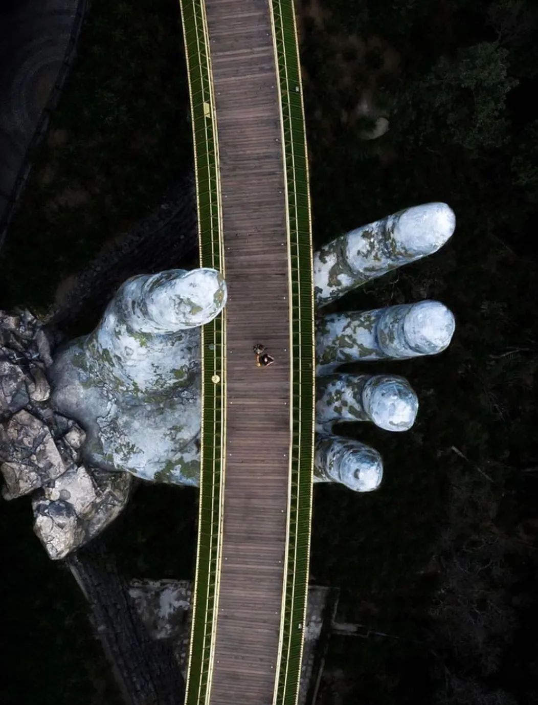 Золотой мост во Вьетнаме с высоты птичьего полета