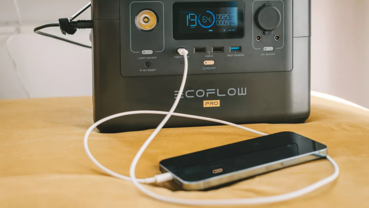 Украинцы скупают зарядные устройства и обогреватели, готовясь к блэкауту: как выросли цены Украинцы скупают зарядные устройства и обогреватели, готовясь к блэкауту: как выросли цены