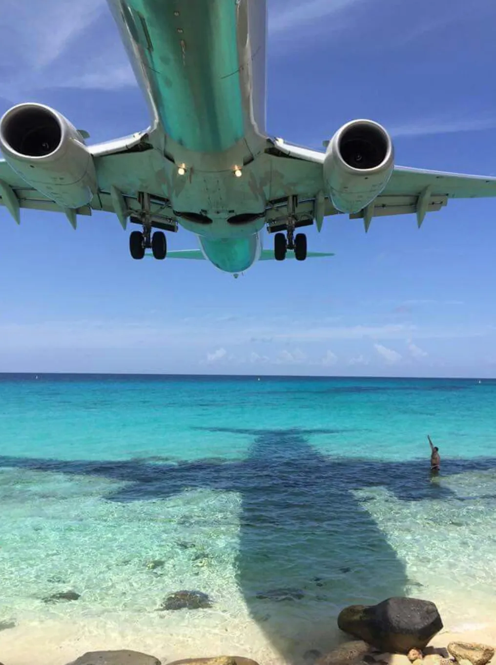 Самолет идет на посадку мимо пляжа Махо Самолет идет на посадку мимо пляжа Махо