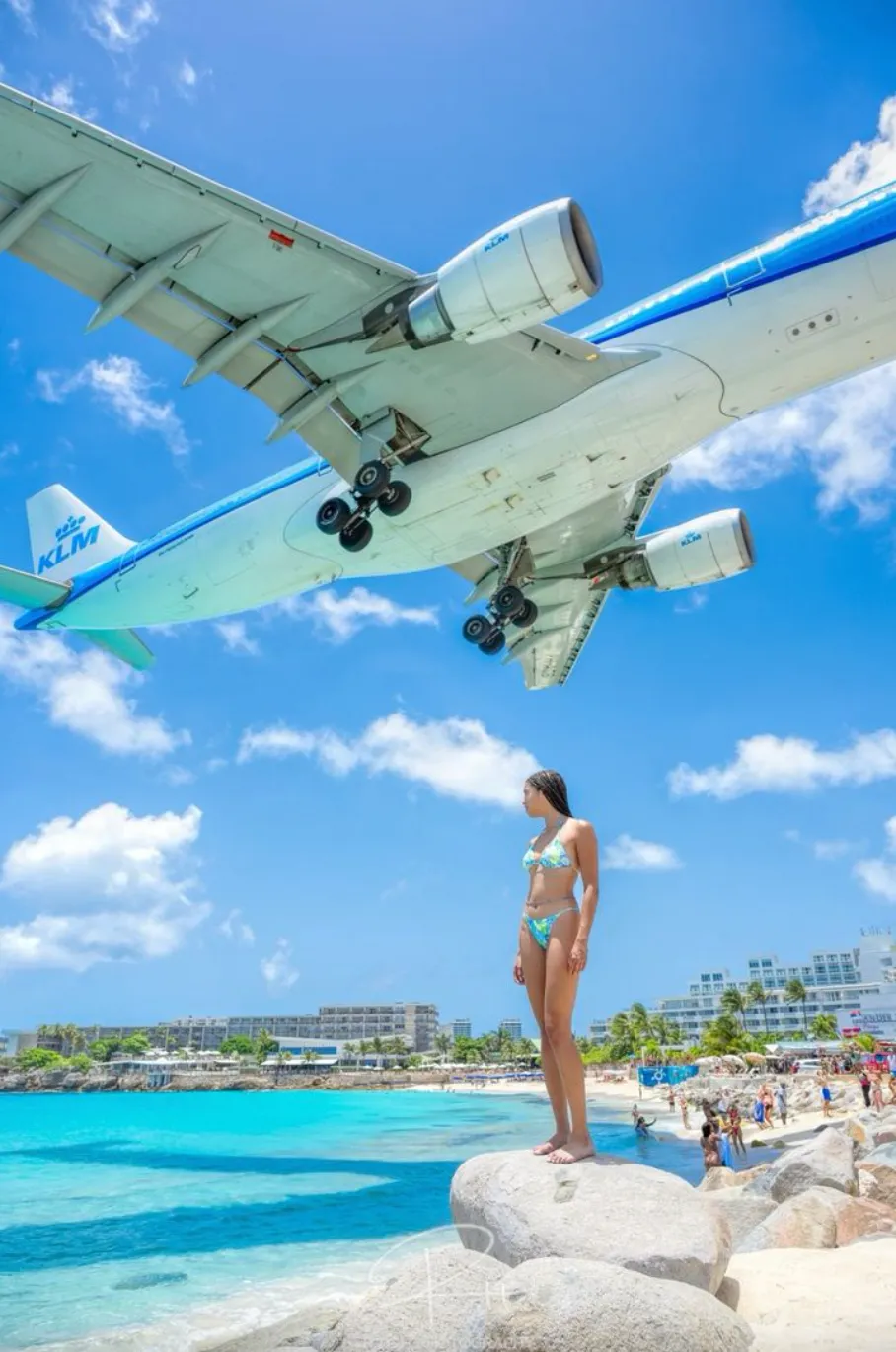 Пляж Махо известен из-за проносящихся крайне низко самолетов, Пляж Махо известен из-за проносящихся крайне низко самолетов,