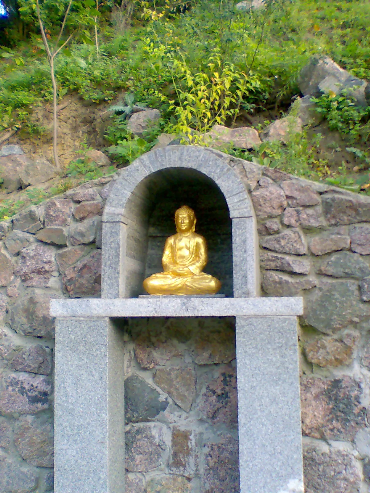 Статуя Будди у внутрішньому дворику храму / фото Вікіпедія Статуя Будди у внутрішньому дворику храму / фото Вікіпедія