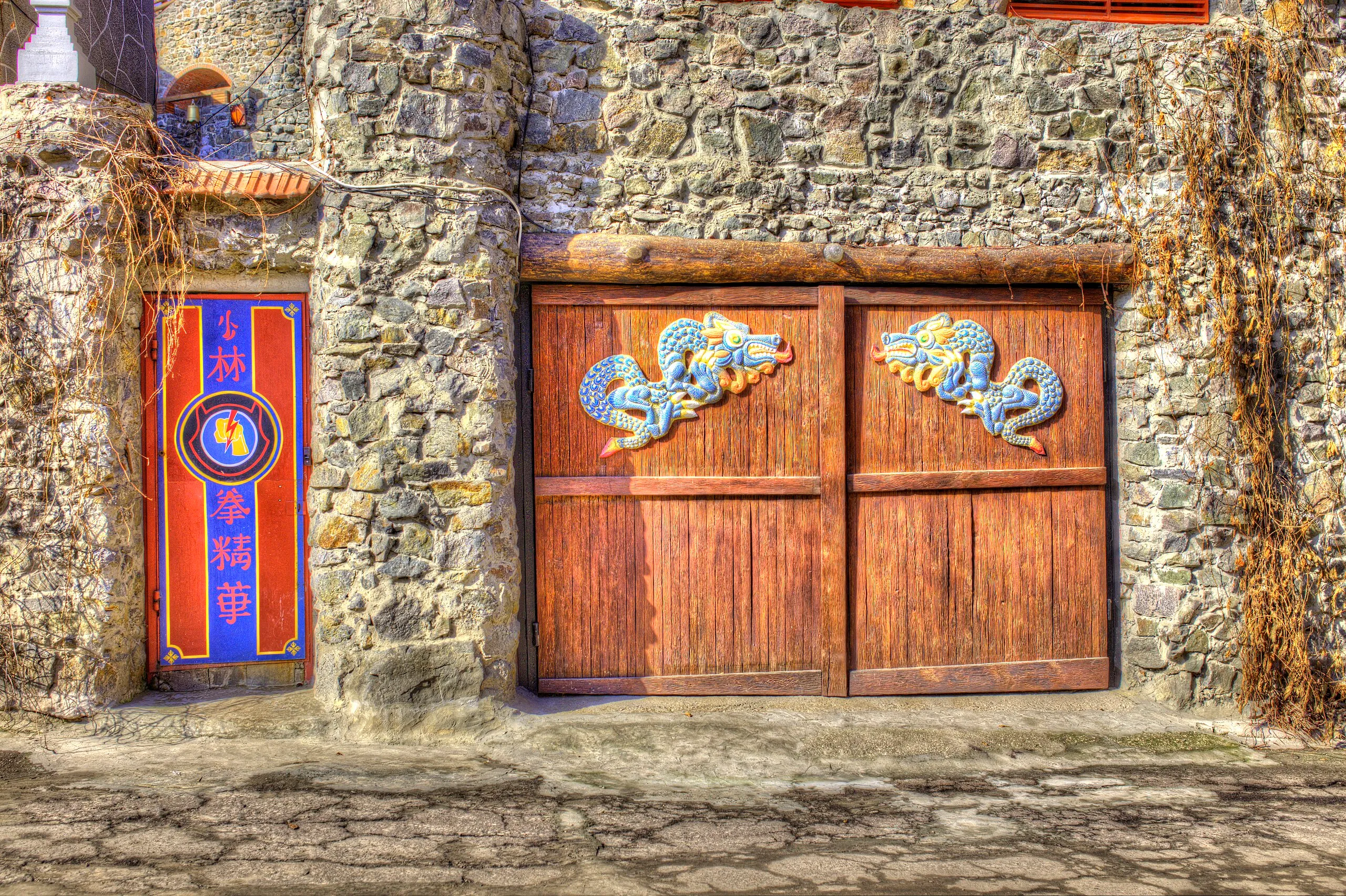 Двері храму прикрашені драконами / фото Вікіпедія Двері храму прикрашені драконами / фото Вікіпедія