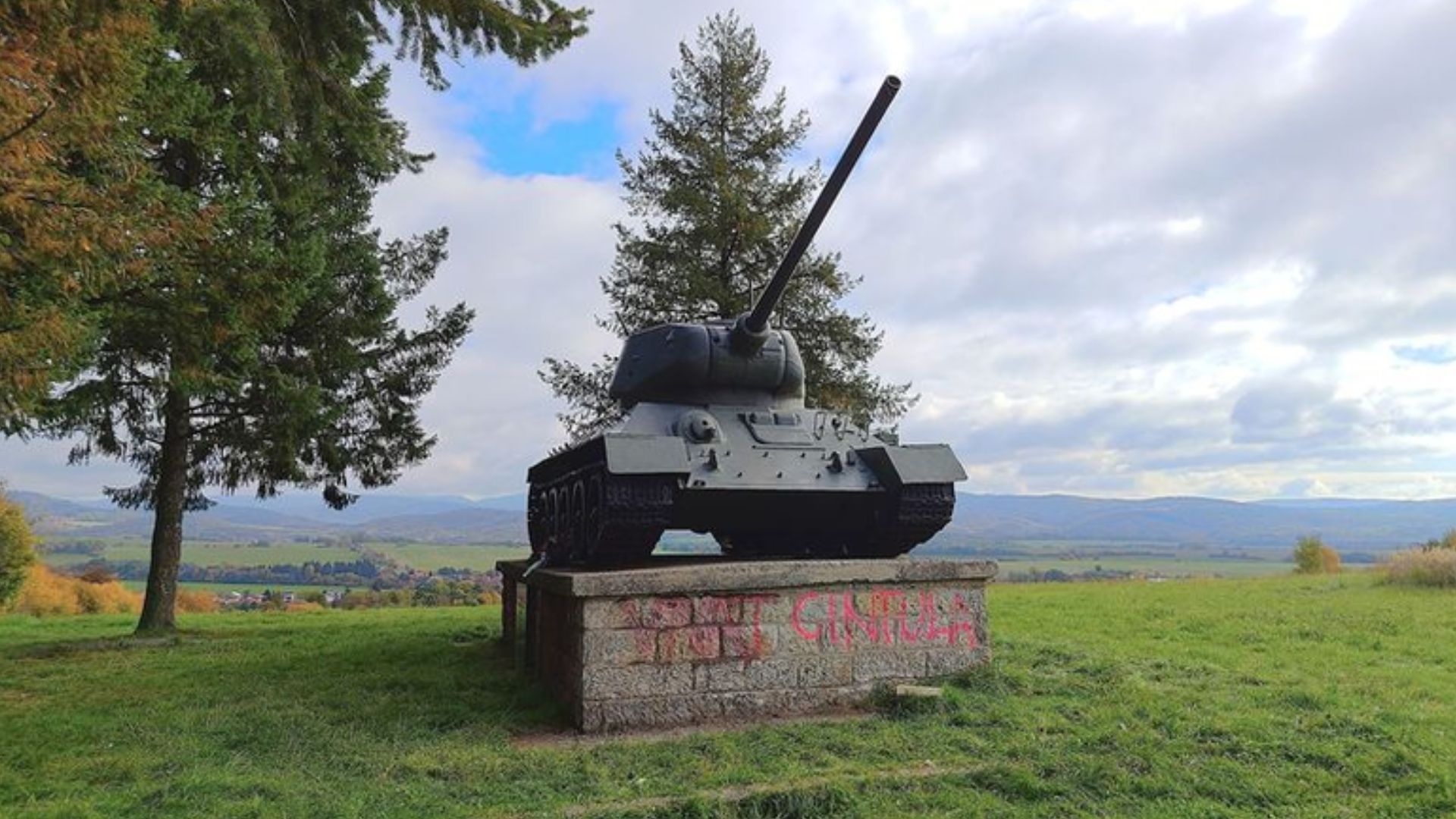 Пошкоджений танк у селі Косорін Пошкоджений танк у селі Косорін