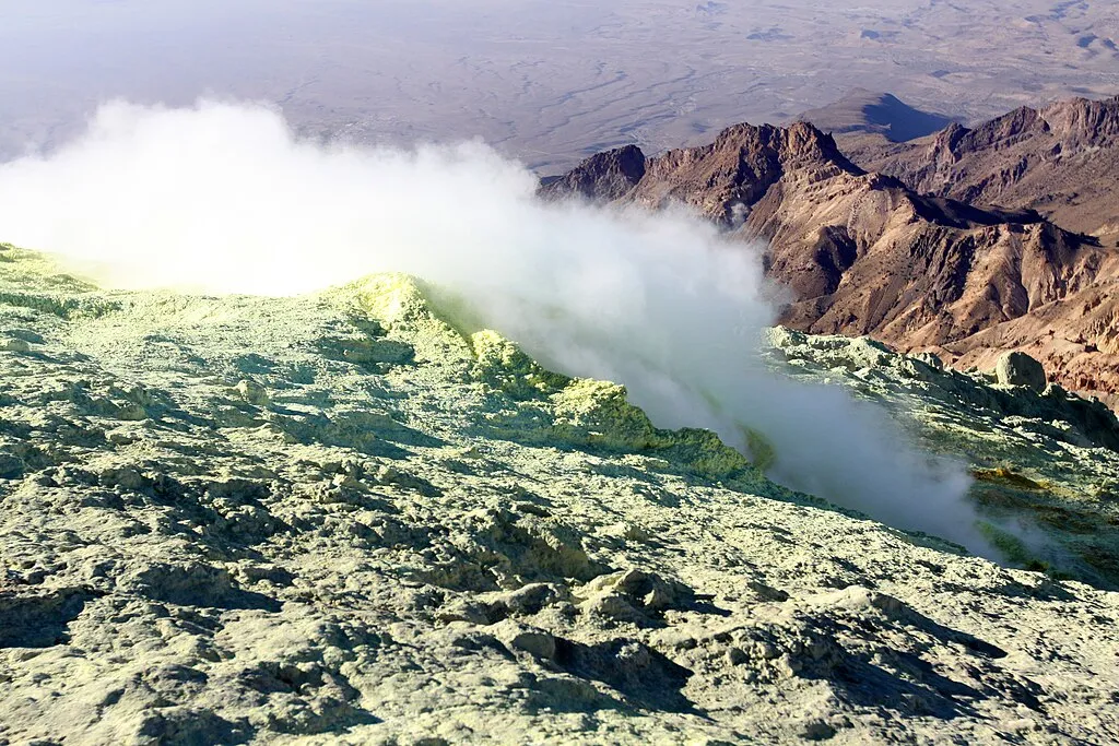 Хоча іноді вулкан Тафтан випускає сірчасті гази, він вважався згаслим