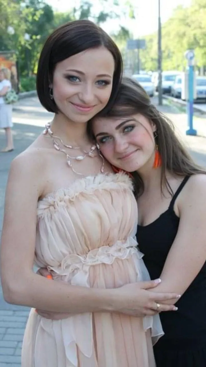 Екатерина Репяхова в бежевом платье