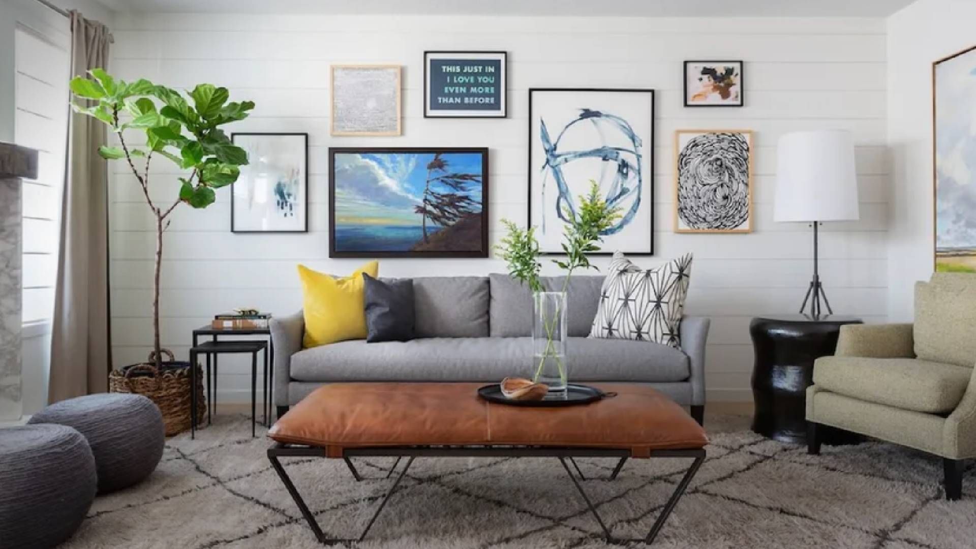 Диван холодно-серого цвета стоит "разбавить" соответствующими цветами и текстурами