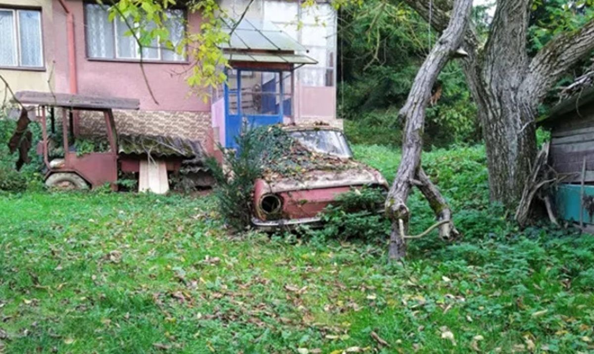 Чоловік випадково знайшов покинутий будинок з моторошною атмосферою