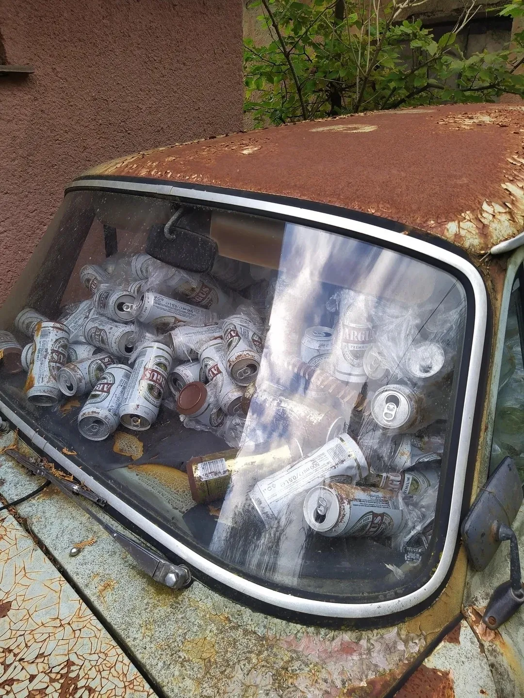 Авто з пивними пляшками
