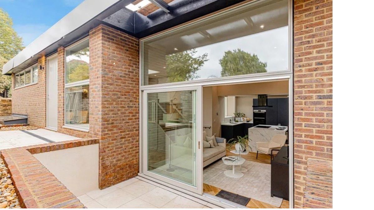 Зірка популярного серіалу перетворив занедбані гаражі на розкішний будинок Зірка популярного серіалу перетворив занедбані гаражі на розкішний будинок