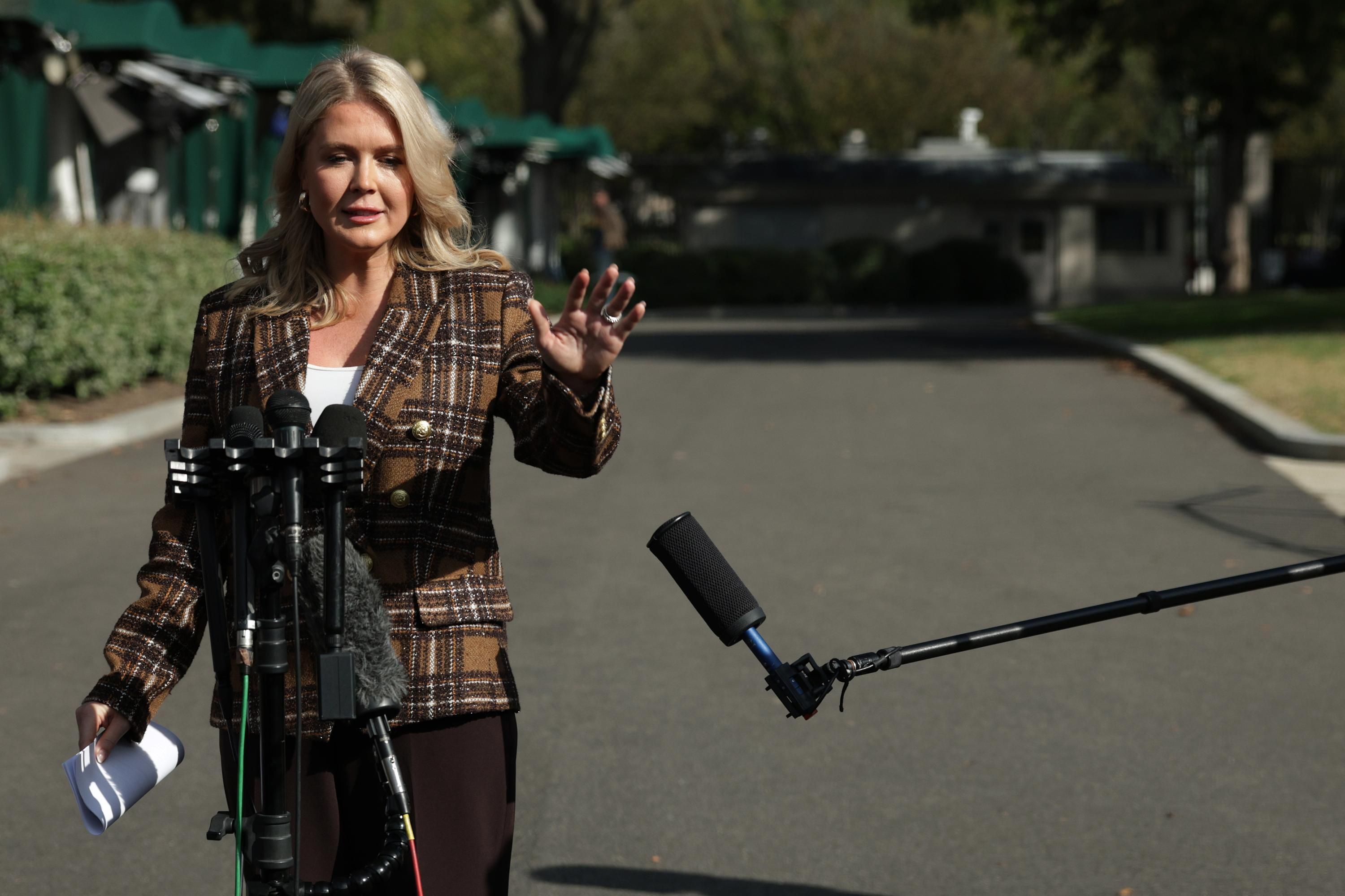 Керолайн Лівітт у центрі скандалу - журналіст спитав про Будапешт, а вона шокувала - Геополітика