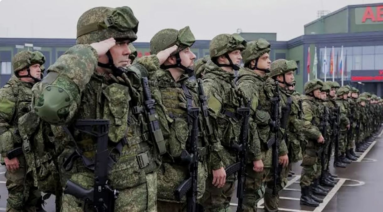 Российские солдаты с оружием в руках